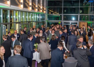 Viele Menschen beim Netzwerkabend der Jubiläumsfeier Holz rettet Klima