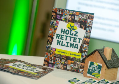 Jubiläumsbroschüre der Initiative Holz rettet Klima als Deko