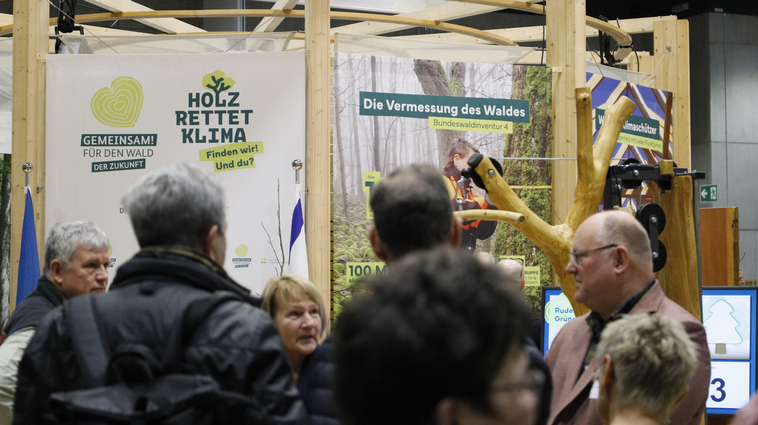 Viele Menschen beim Netzwerkabend der Jubiläumsfeier Holz rettet Klima