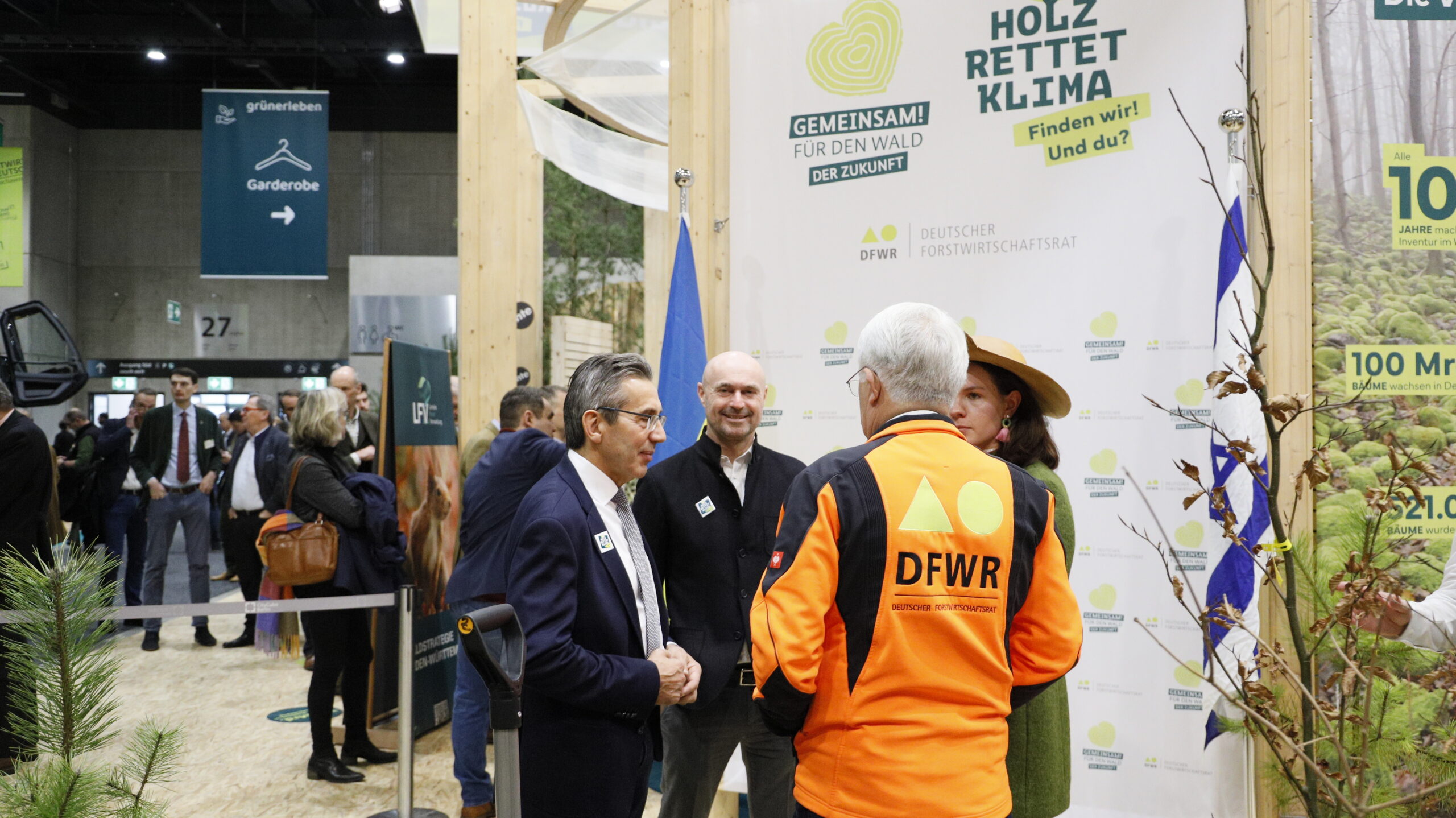 Viele Menschen beim Netzwerkabend der Jubiläumsfeier Holz rettet Klima