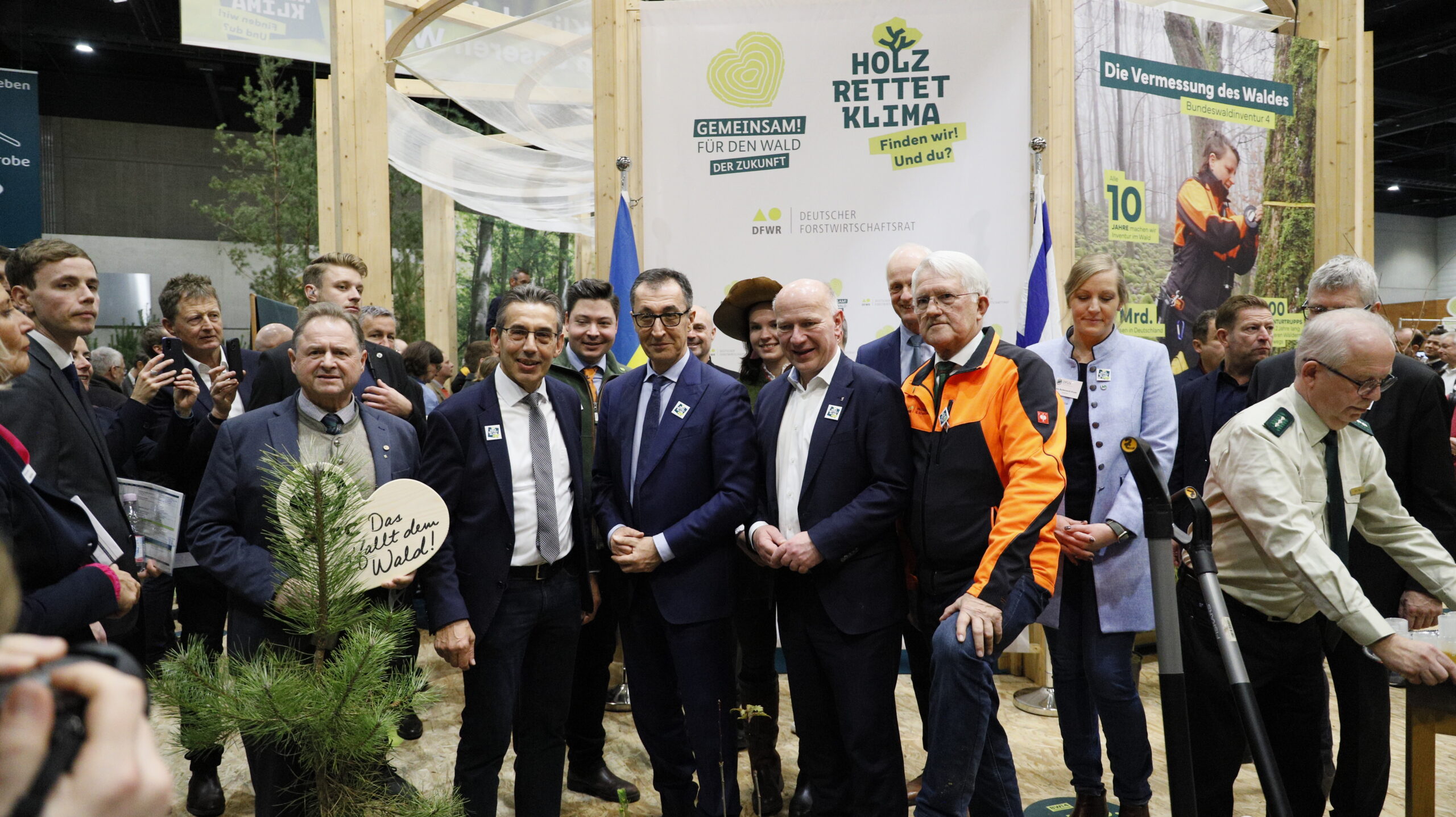 Viele Menschen beim Netzwerkabend der Jubiläumsfeier Holz rettet Klima