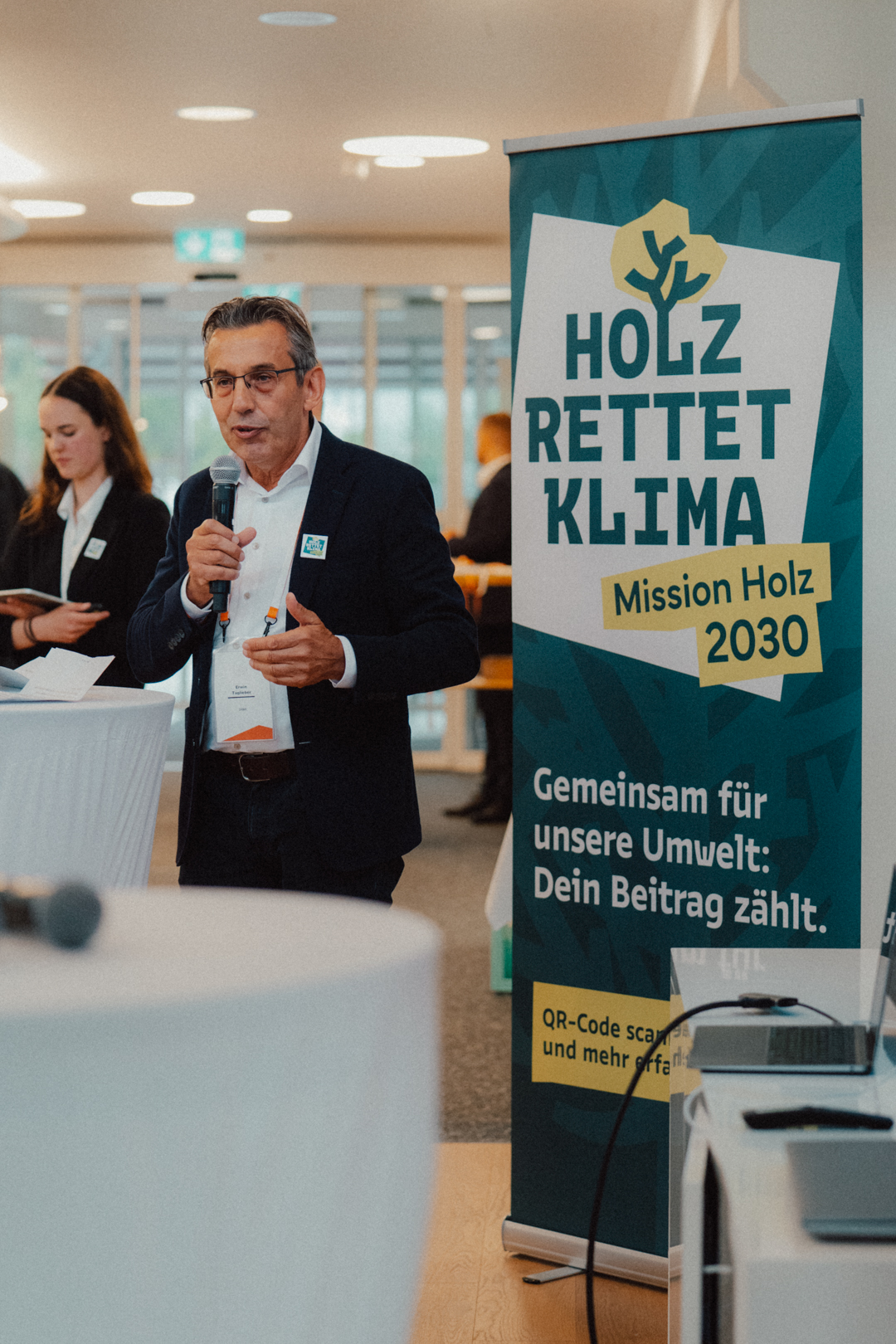 DSC00098 Jubiläumsbroschüre der Initiative Holz rettet Klima als Deko
